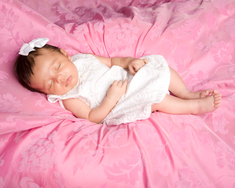 baby, meisje in roze lakens